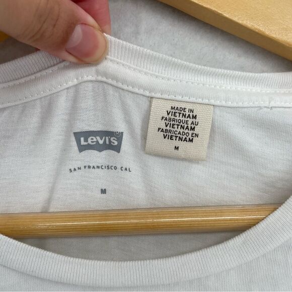 ~Levi's Women's '73 Groovy Vintage Style Heart Graphic Tee M - Picture 3 of 6